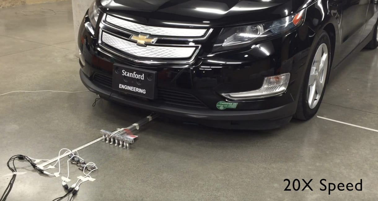 Videó: Hat 17 grammos mikrobot képes elhúzni egy 1800 kilós autót