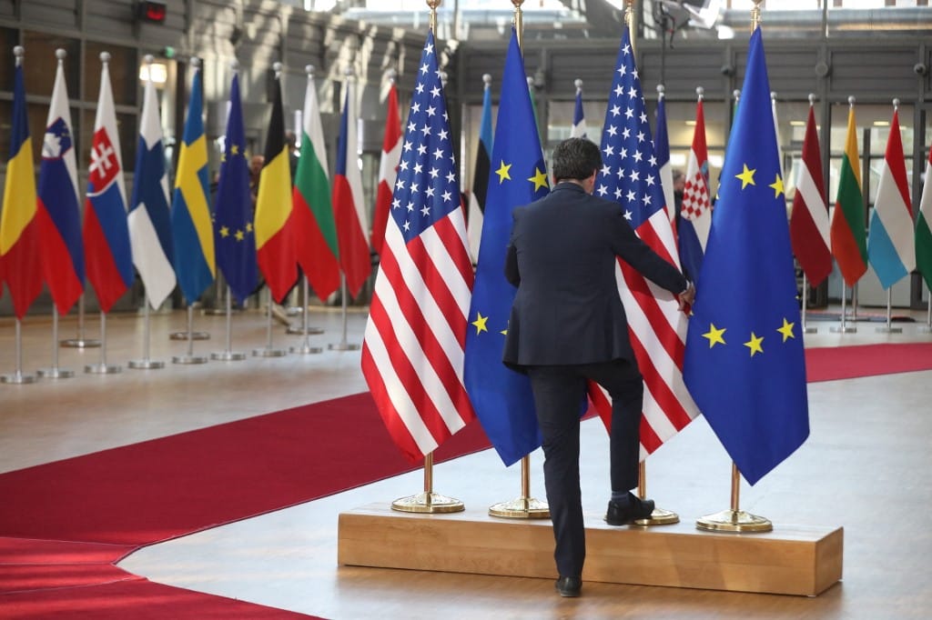 A világ nagy része az EU szétesésére és az USA demokráciájának megszűnésére számít