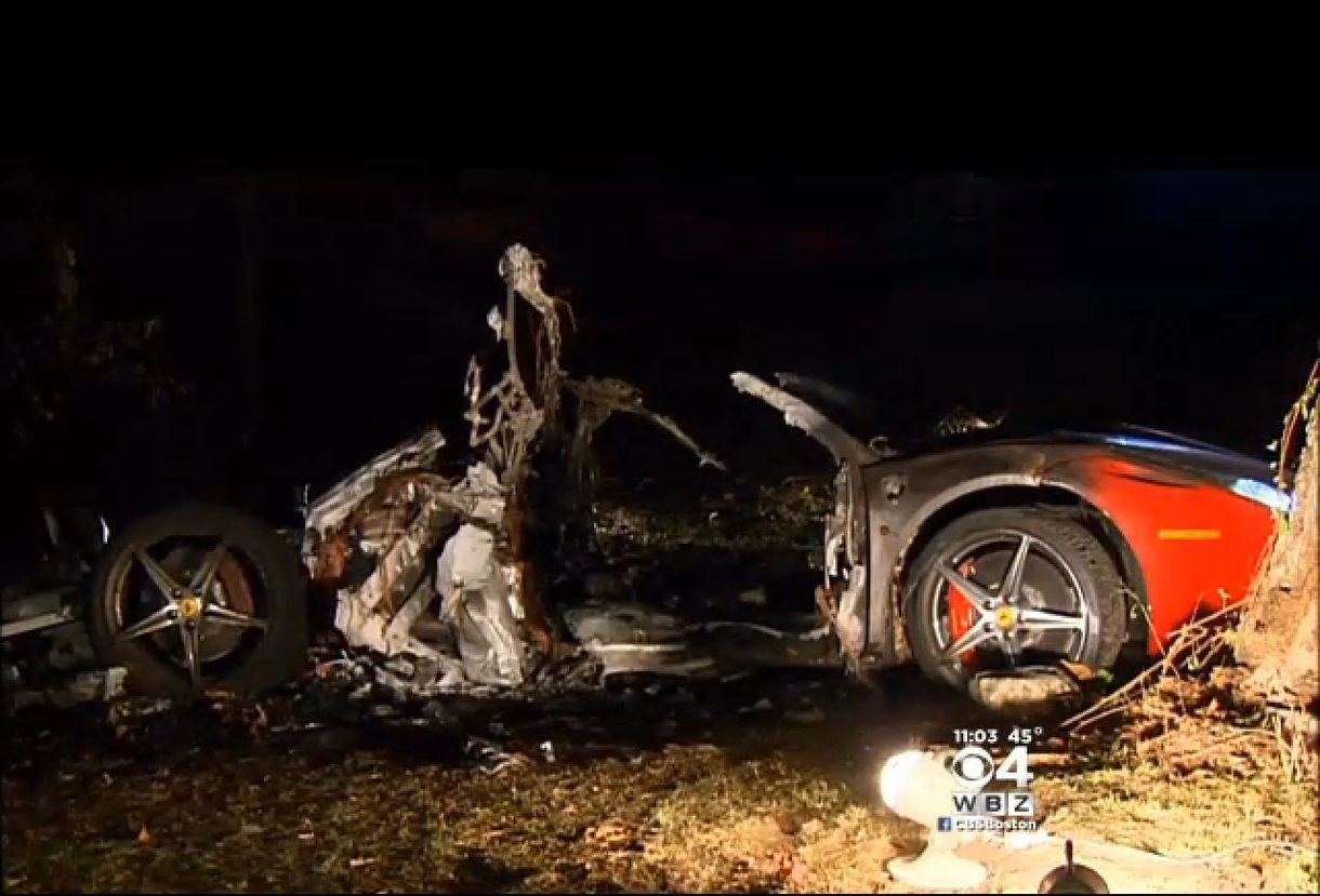 Fának csapódott és kiégett egy Ferrari 458 Italia, két halott – fotó
