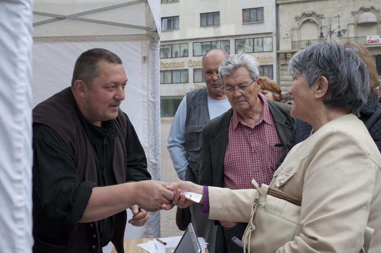 Sorban álltak Vidnyánszky jegyeiért a Vörösmarty téren - fotók