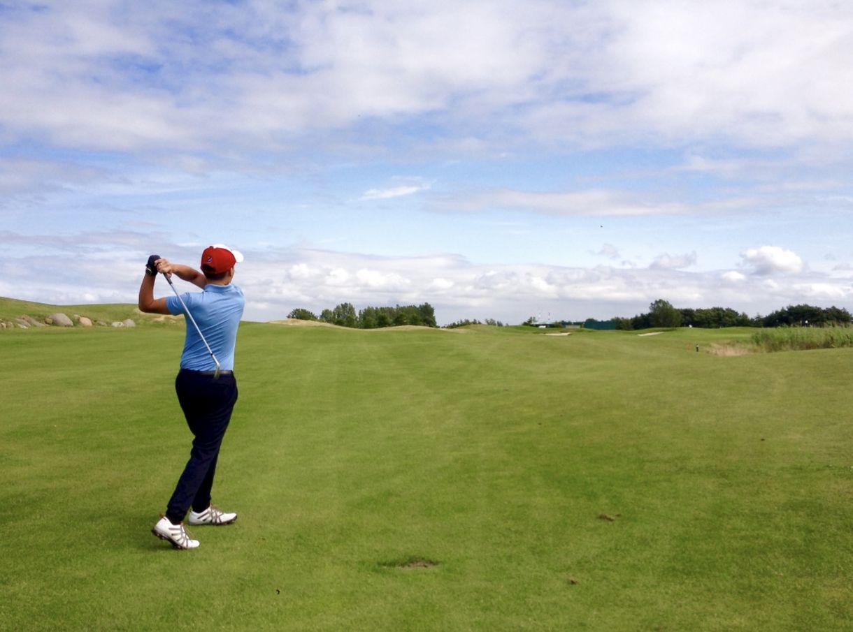 Beleálltak a golfba