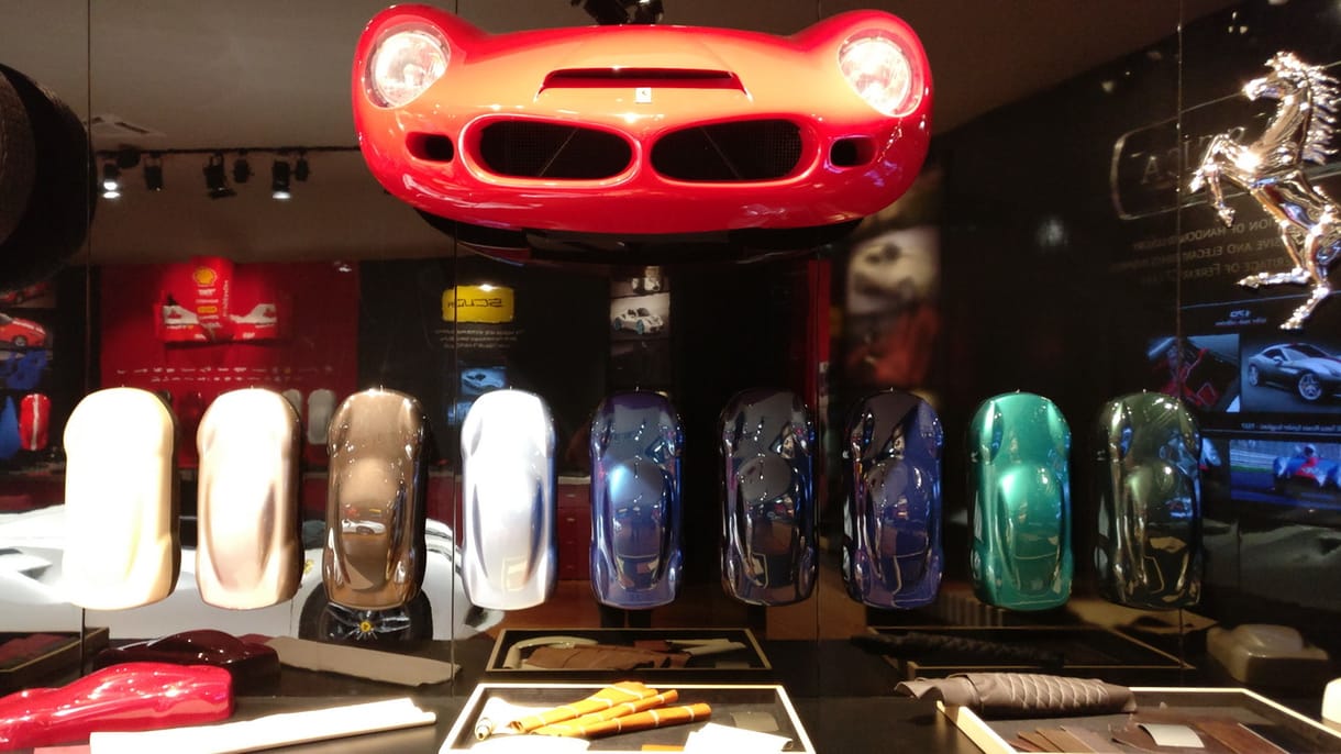 Bejutottunk egy Ferrari boltba: ezek közül válogathatnak a tulajdonosok