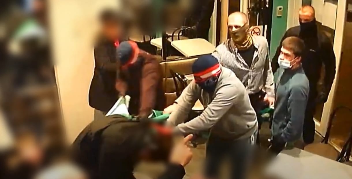 Videó: egy kőbányai kocsmában estek egymásnak a Fradi és a Leverkusen szurkolói