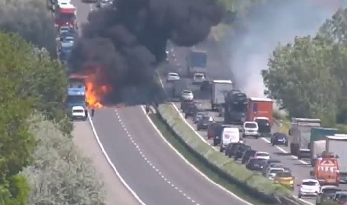 Lángolt egy kamion az M1-esen, a másik oldalon feltorlódott bámészkodók karamboloztak – videó