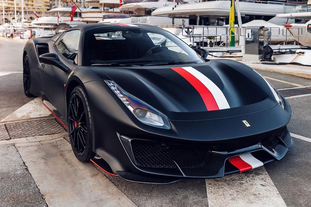 Csodás új Ferrarija van Charles Leclerc-nek