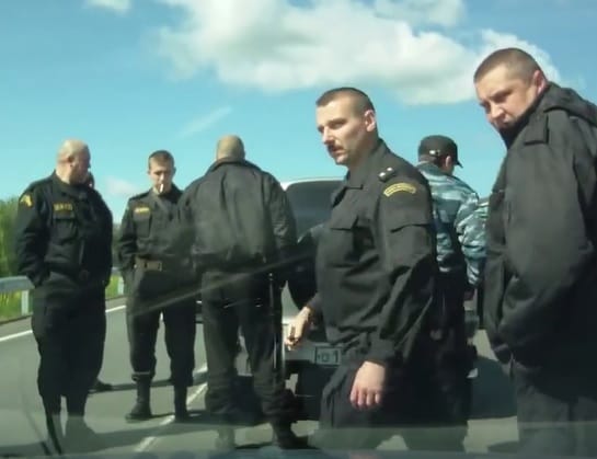 Ezért nem ajánlott rohamrendőröket előzgetni Oroszországban – videó