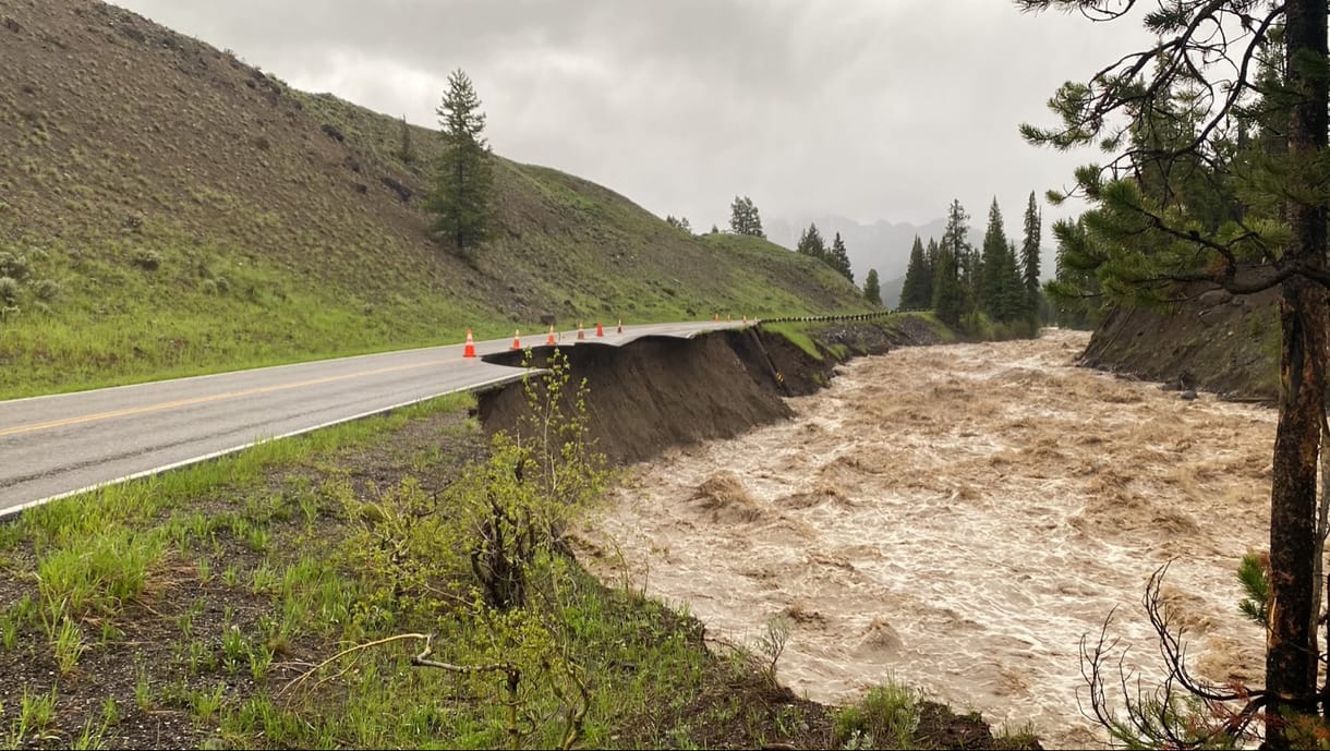 Beleborult egy ház a megáradt folyóba a Yellowstone Park mellett – videó