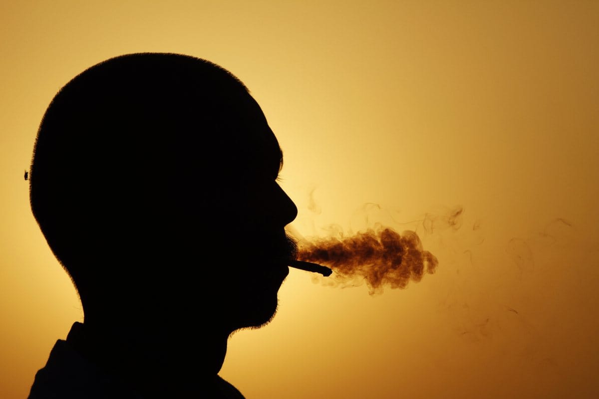 Az AXA rájött, hogy a dohányzás káros, el is adja dohányipari befektetéseit