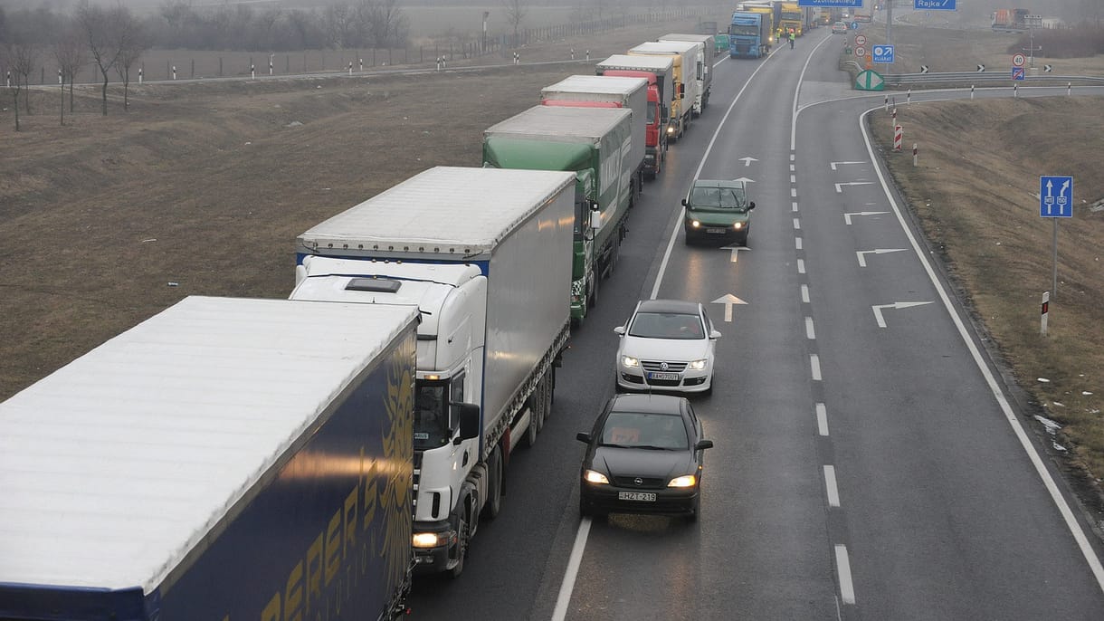 93 kilométeres a sor a rajkai határátkelőnél