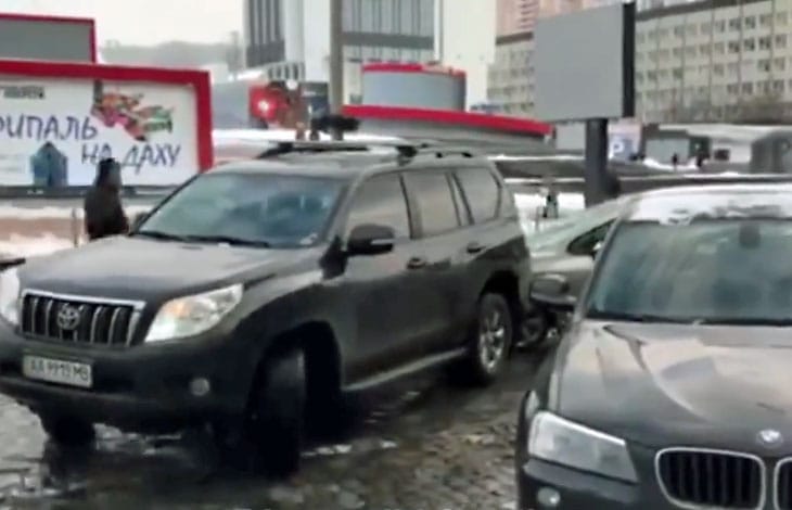 Komoly parkolási vendetta, simán eltolta a mögé parkoló autóst – videó