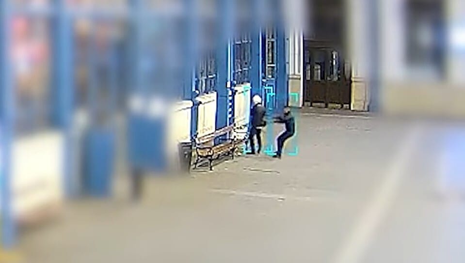 Videón, ahogy a Nyugati pályaudvaron kirabolnak egy idős férfit