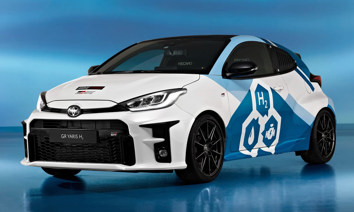 Víz csöpög ki a közúti mini raliautó, a hidrogénes Toyota GR Yaris kipufogóján