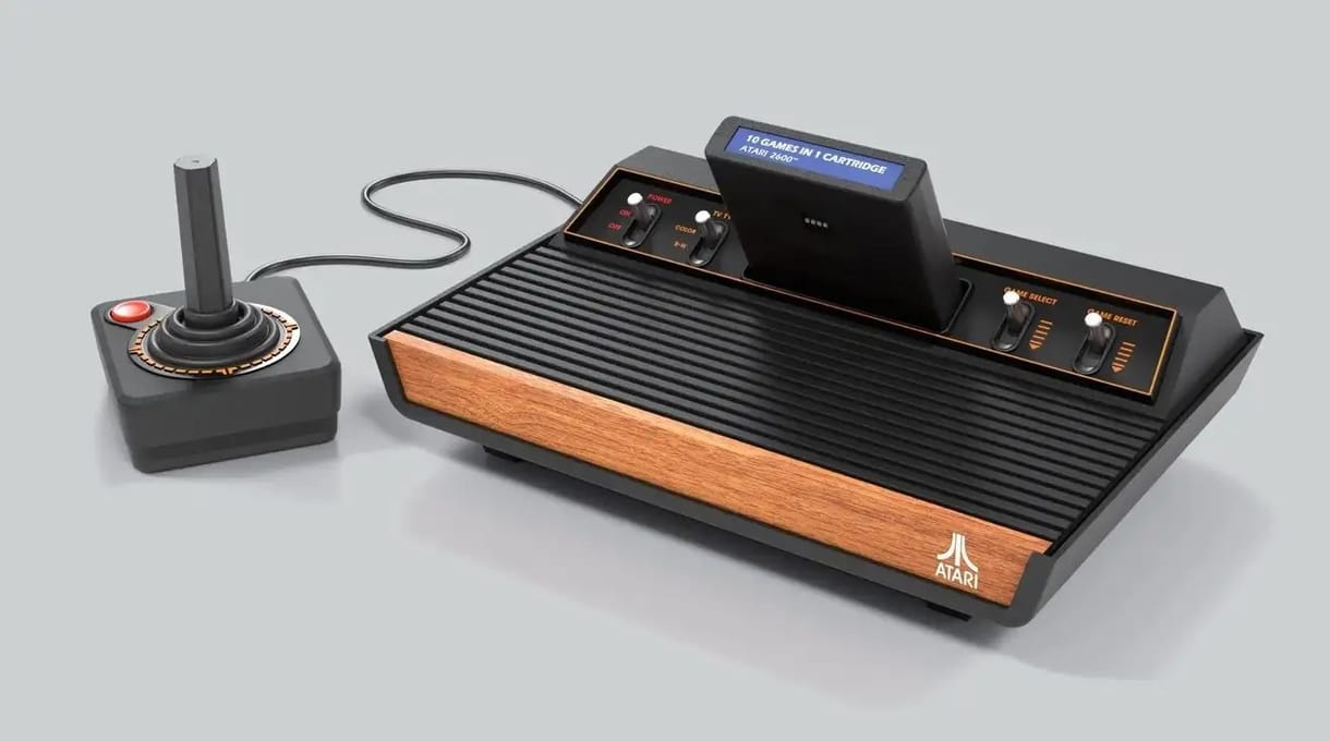 46 év után felélesztik a legendás játékkonzolt, itt az Atari 2600+