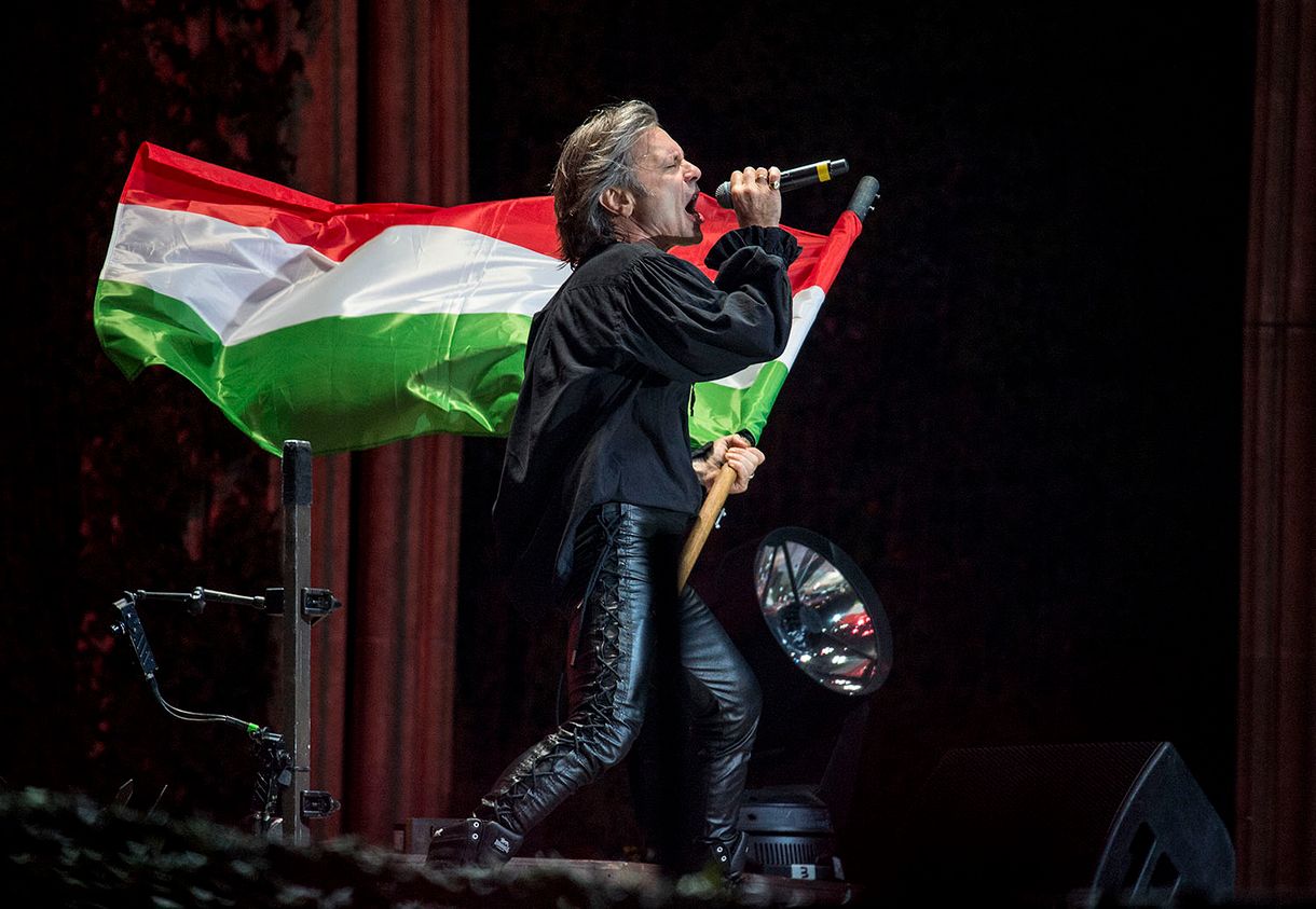 Magyar zászlót lebegtetve zúzott az Iron Maiden Sopronban