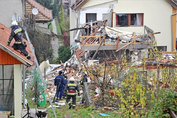 Robbanás Kismaroson: az olasz földrengést idéző fotó egy családi házról
