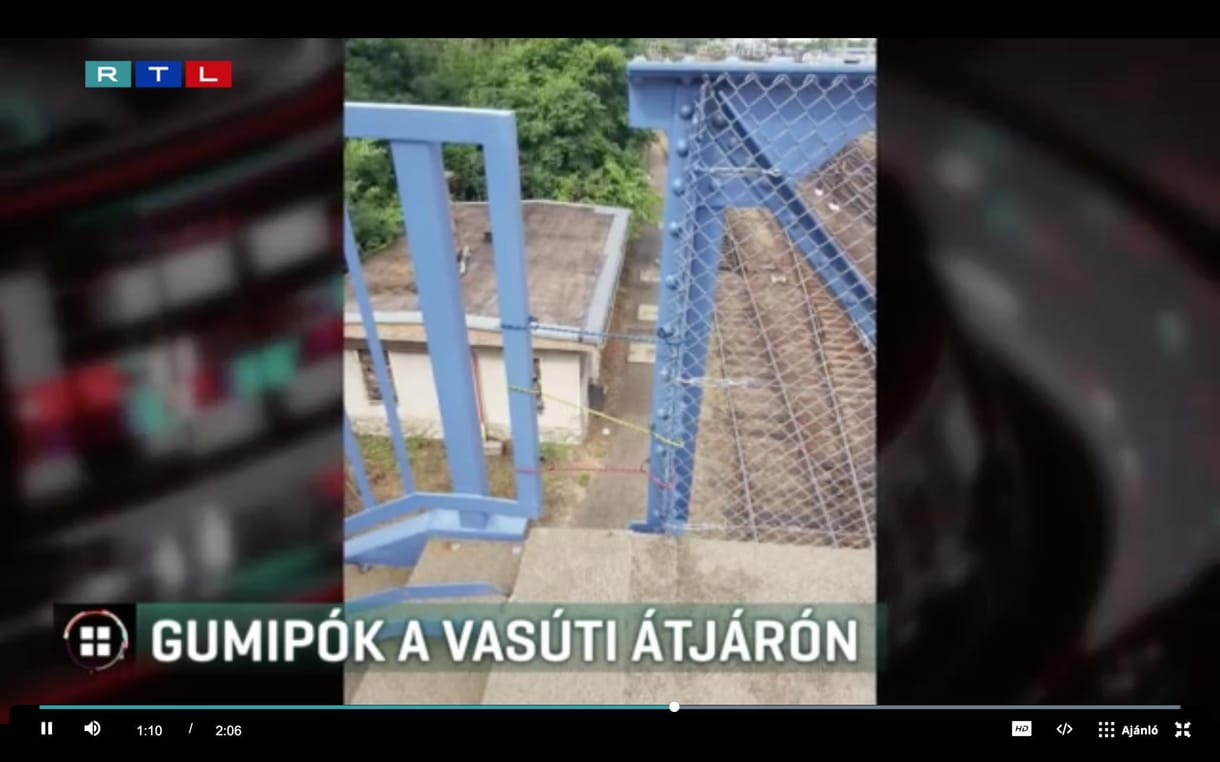 Gumipókkal foltozták be a nyíregyházi vasúti felüljáró korlátján lévő rést