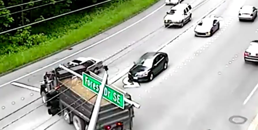 Rosszkor ért rossz helyre ez a személyautó – videó