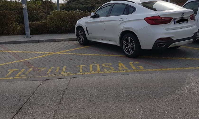 A nap fotója: A BMW divatterepjáró, ami tűzoltóautónak érezte magát