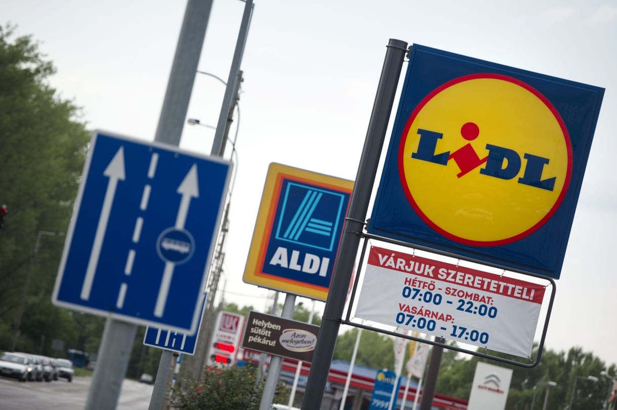 Egy év alatt 12, illetve 15 százalékkal drágultak az alapvető élelmiszerek a Lidlben és az Aldiban