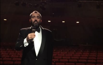 Schilling ezúttal a színpadról üzen: 