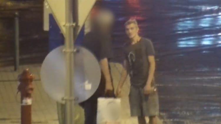 Egy kőbányai villamosmegállóban verekedő férfit keres a rendőrség