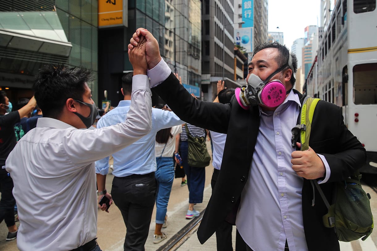 Rekordrészvétel mellett hatalmasat nyert az ellenzék Hongkongban