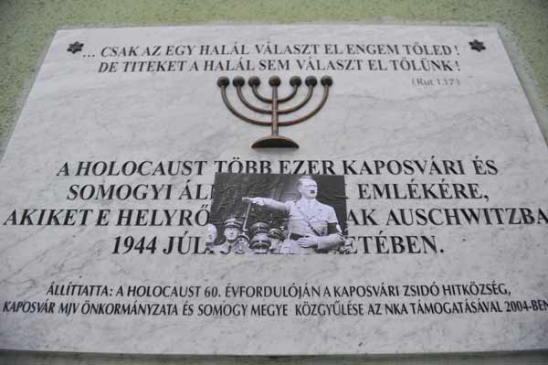 Fotó: Hitler-képet ragasztottak a kaposvári holokauszt-emléktáblára