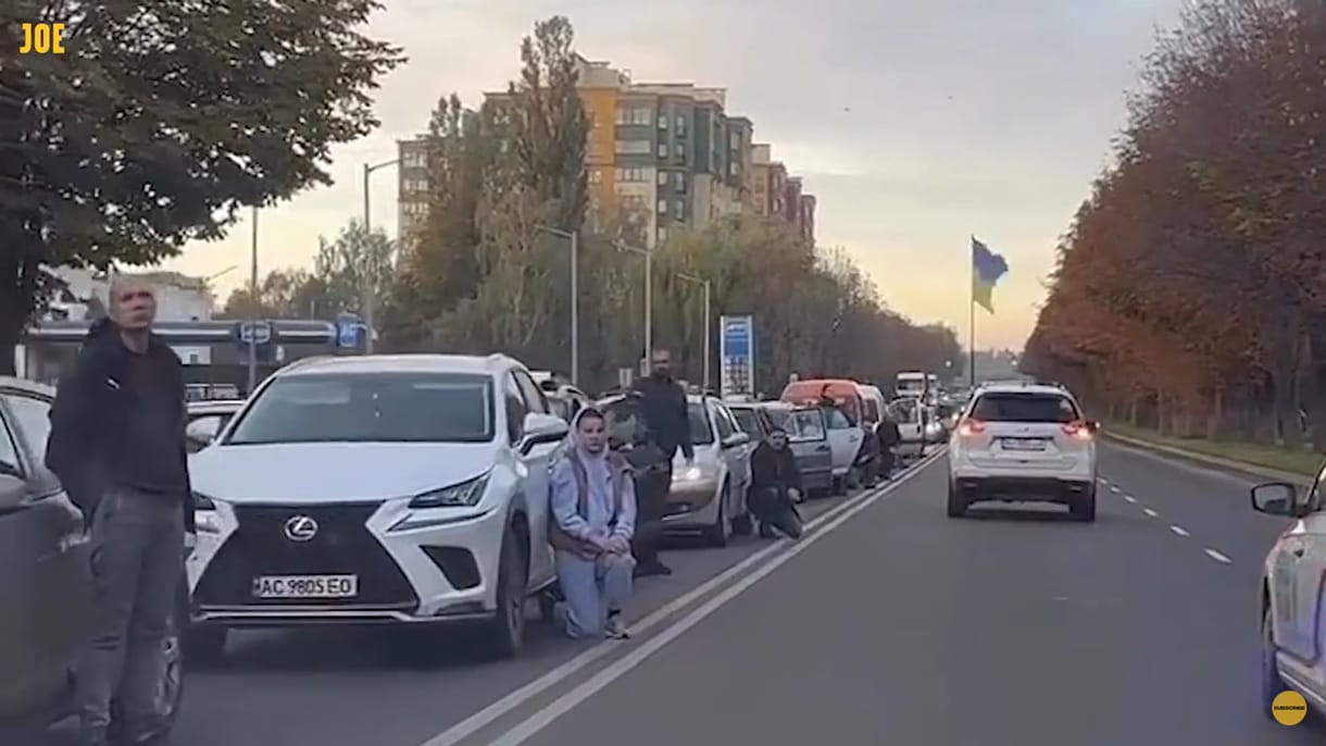 Még az autóból is kiszálltak az emberek, hogy letérdelve tisztelegjenek az elesett ukrán katonák előtt