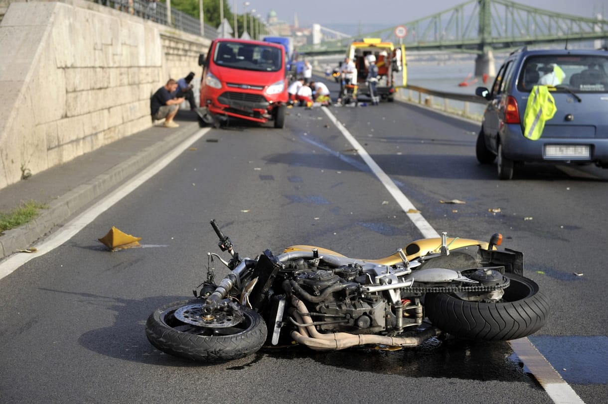 Fotók: Súlyos motorbaleset miatt zárták le reggel az alsó rakpartot
