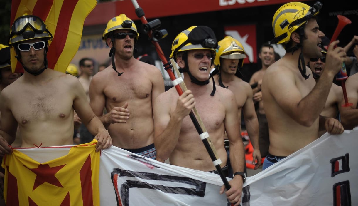 Fotók: szexis menettel tiltakoztak a félmeztelen spanyol tűzoltók