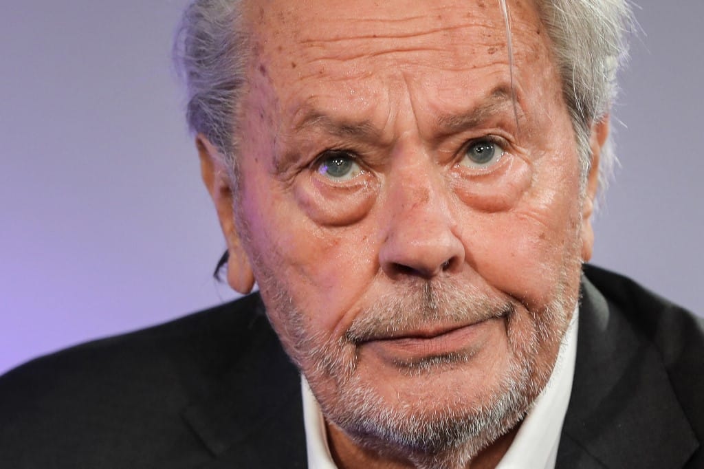 Folytatódik az Alain Delon-dráma: óriási fegyverarzenált találtak a színész házában