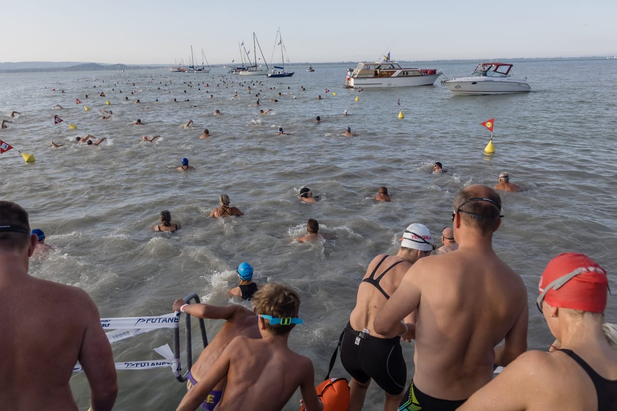 Egy nappal későbbre halasztják a Balaton-átúszást
