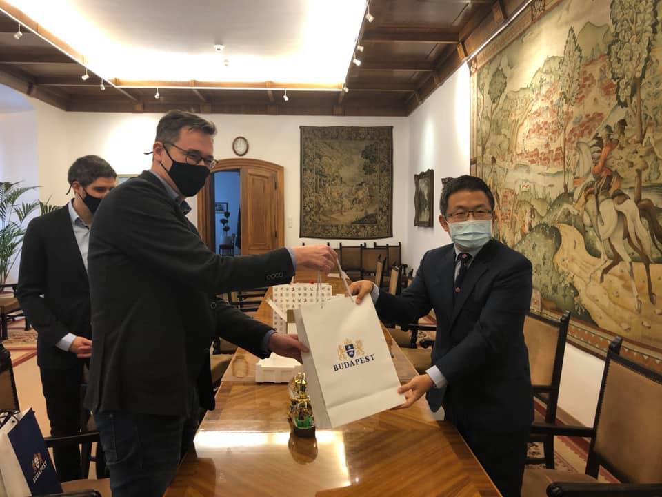 300 ezer maszkot kap Budapest Tajvanból