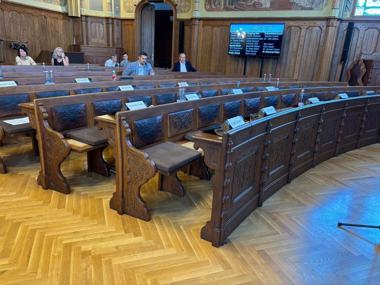 Megszavazták a fizetésemelésüket, majd otthagyták a közgyűlést a kecskeméti fideszes képviselők