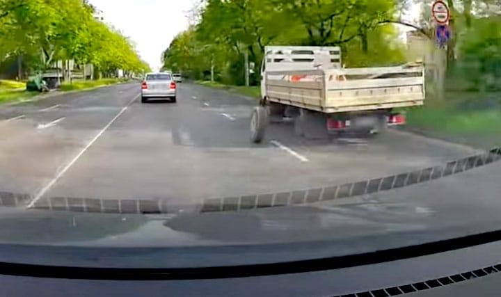 Szakított egy teherautóval az egyik kereke Miskolcon – videó