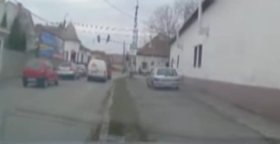 Autós üldözés volt Miskolcon, még a járdára is felhajtott a sofőr – videó