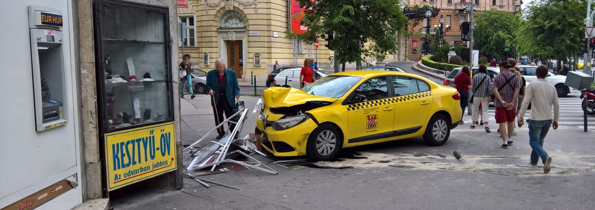 Kis híján egy trafikban kötött ki egy taxi a Nagykörúton – fotók