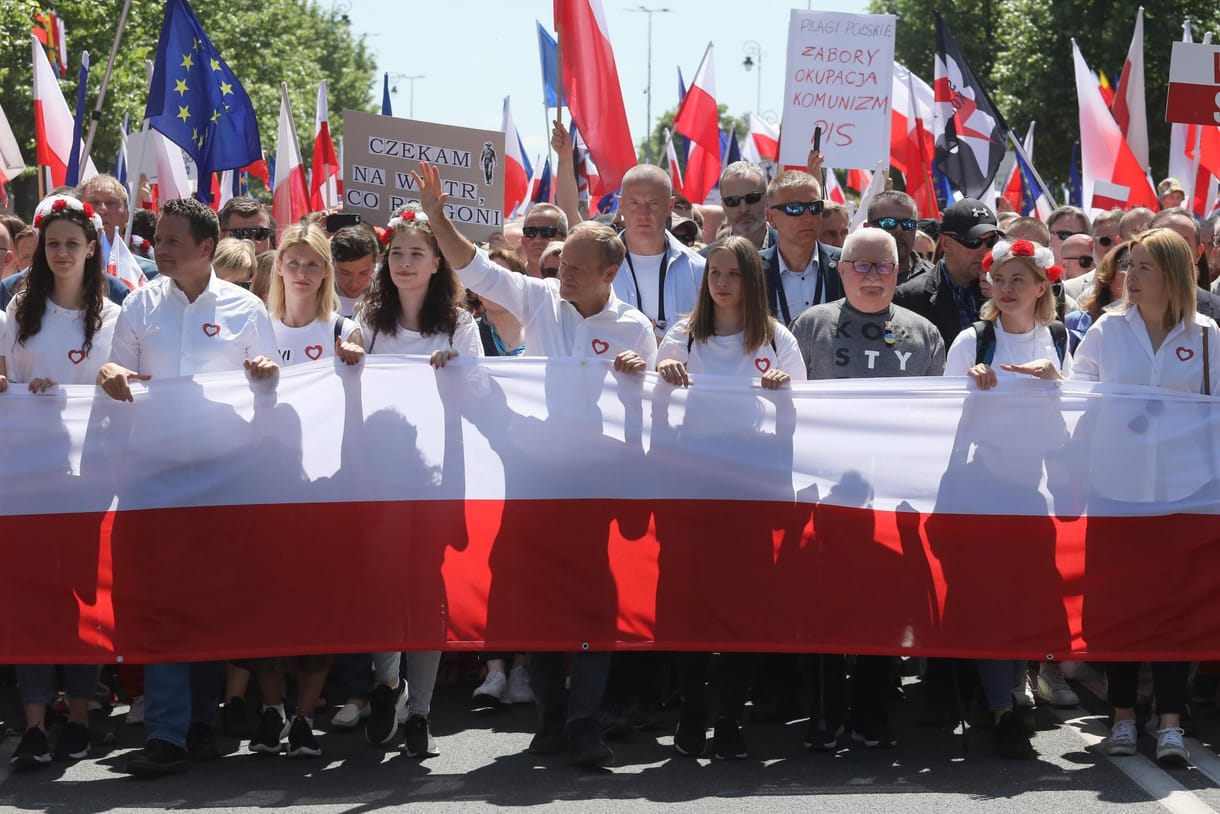 Az ellenzék több százezer embert vitt ki az utcára a lengyel kormány ellen