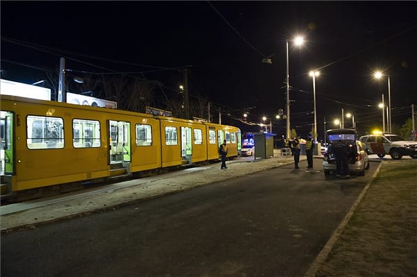 Megkéseltek egy embert szombat este a 37-es villamoson (fotók)