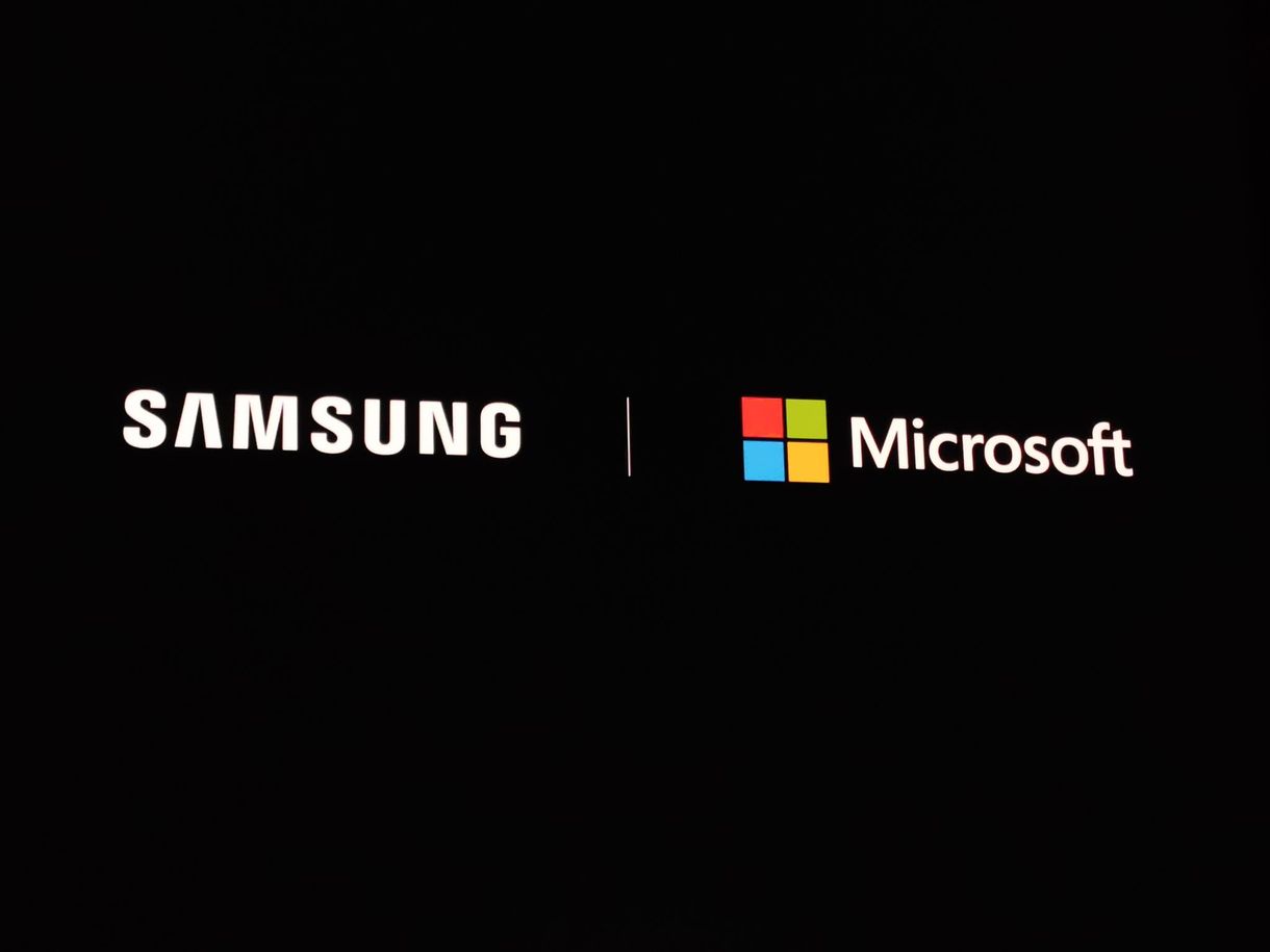 Egyre inkább megérezhetik a Samsung telefonosok, hogy a gyártó összeállt a Microsofttal