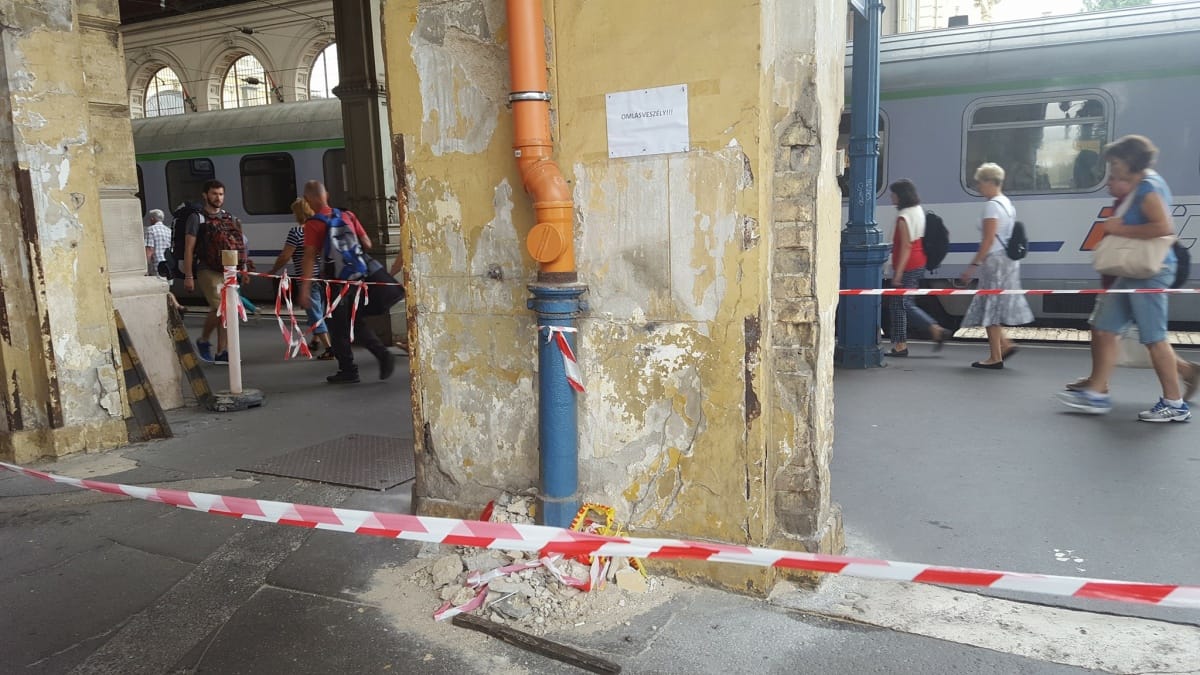 Fotó: Lehangoló látvány fogadja az utazókat a Keleti pályaudvaron