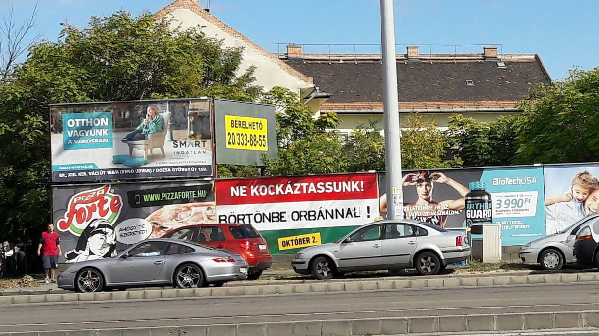 Fotó: Kicsit erős üzenetet küldött a budapesti plakáthekker