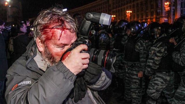 Traktorral rontottak a rendőrségi kordonnak Kijevben