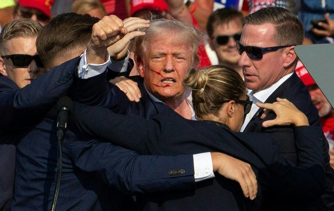 Merénylet Trump ellen - a vérző elnökjelöltet a pennsylvaniai kampányrendezvényén a titkosszolgálat ügynökei vezetik le a színpadról