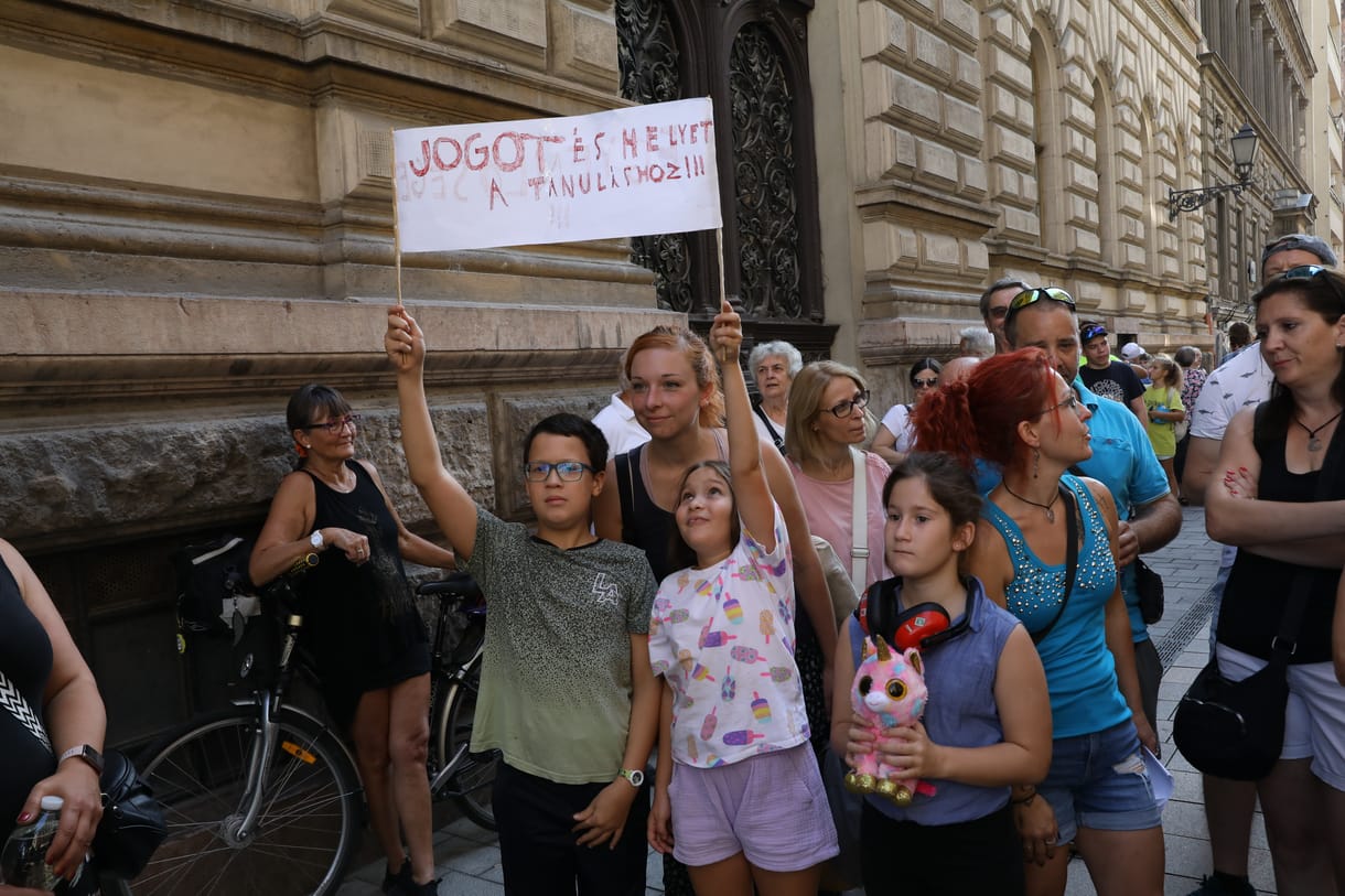 Zokogó gyerekek, magukra maradt szülők – sokan nem tudják, mi lesz velük Iványi iskoláinak bezárása után