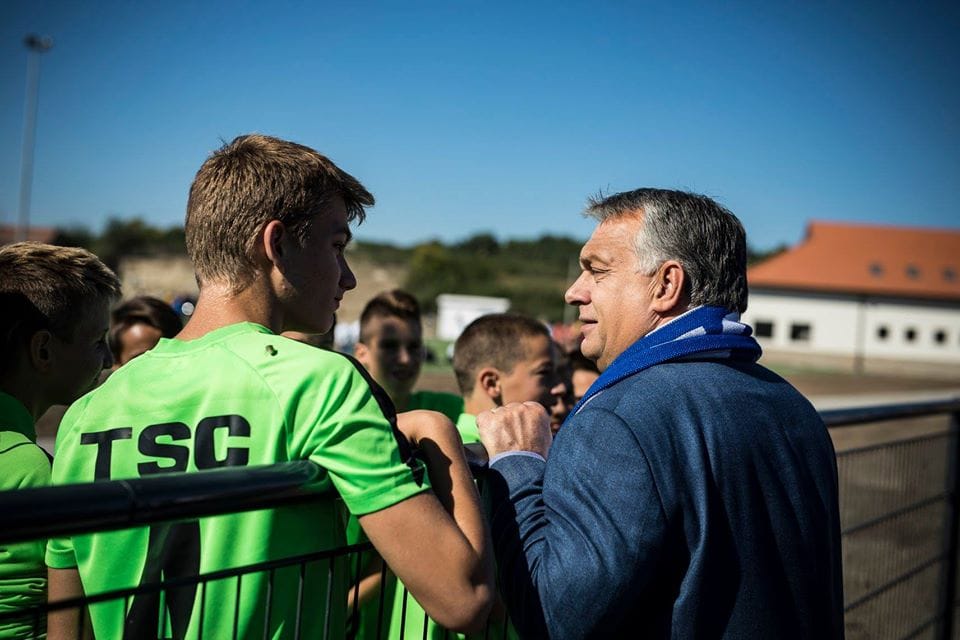 Orbán egy szerb–magyar focipárbajt nézett meg Felcsúton