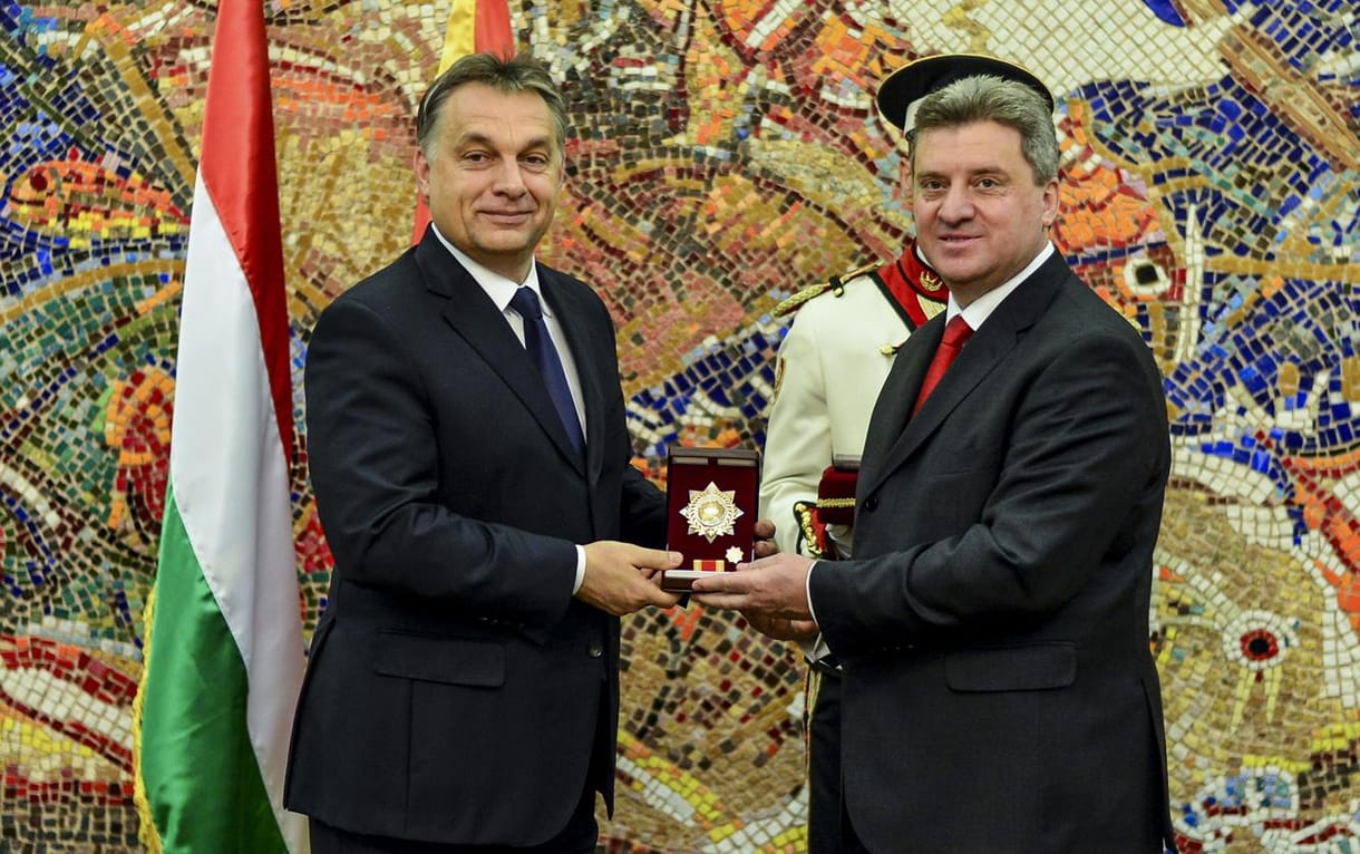 Fotó: így mosolyog Orbán, amikor kitüntetik Szkopjéban