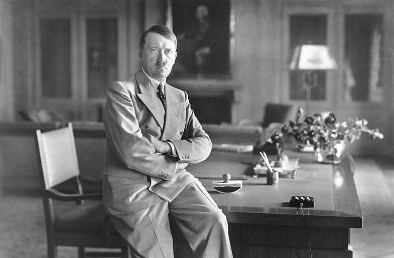 Bíróság elé álltak a brit szülők, akik Adolf Hitler után nevezték el a gyereküket