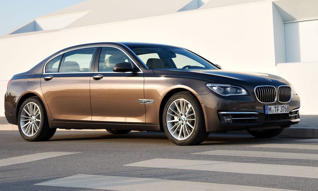Így hasít az autópályán egy biturbó V12-es régebbi 7-es BMW – videó