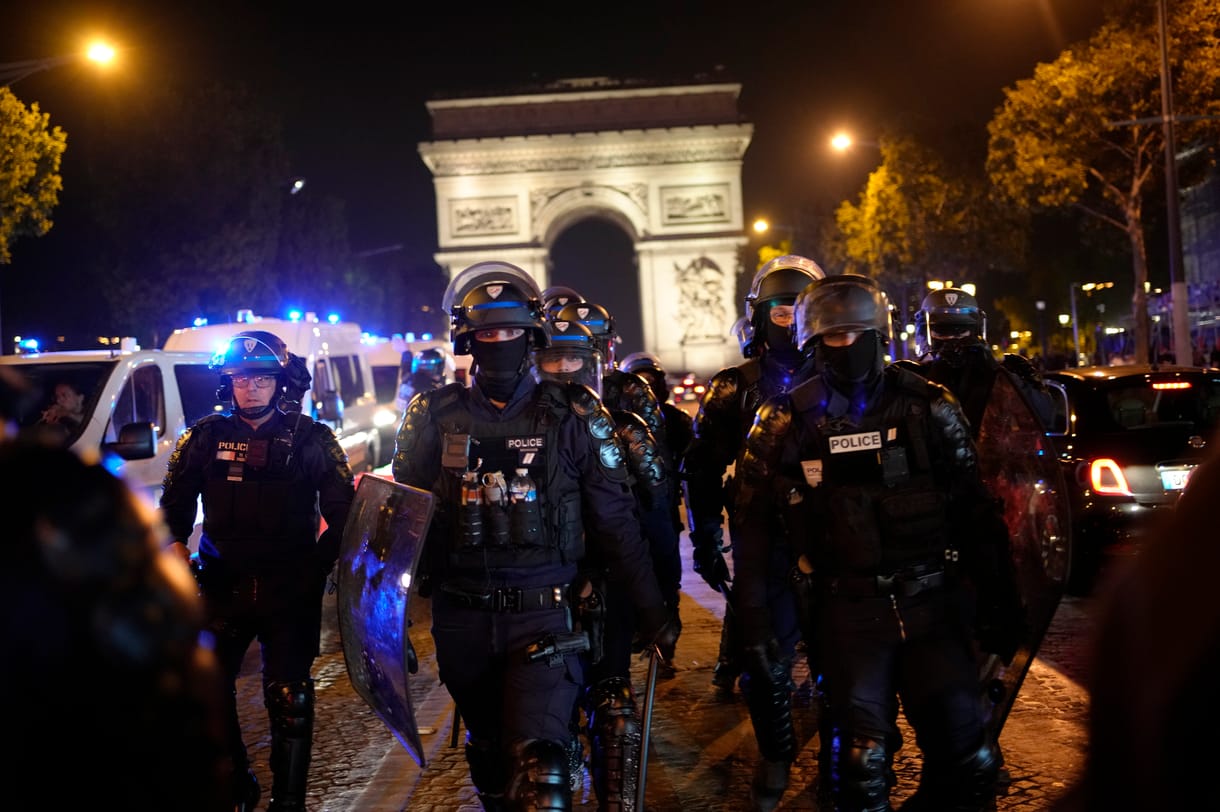 Elfogadták a törvényt, a telefon kameráján és mikrofonján keresztül is kémkedhet a francia rendőrség